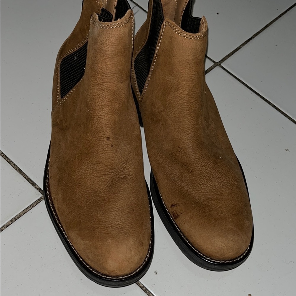 Clarks Tan Chelsea Boots Suede Ankle-High